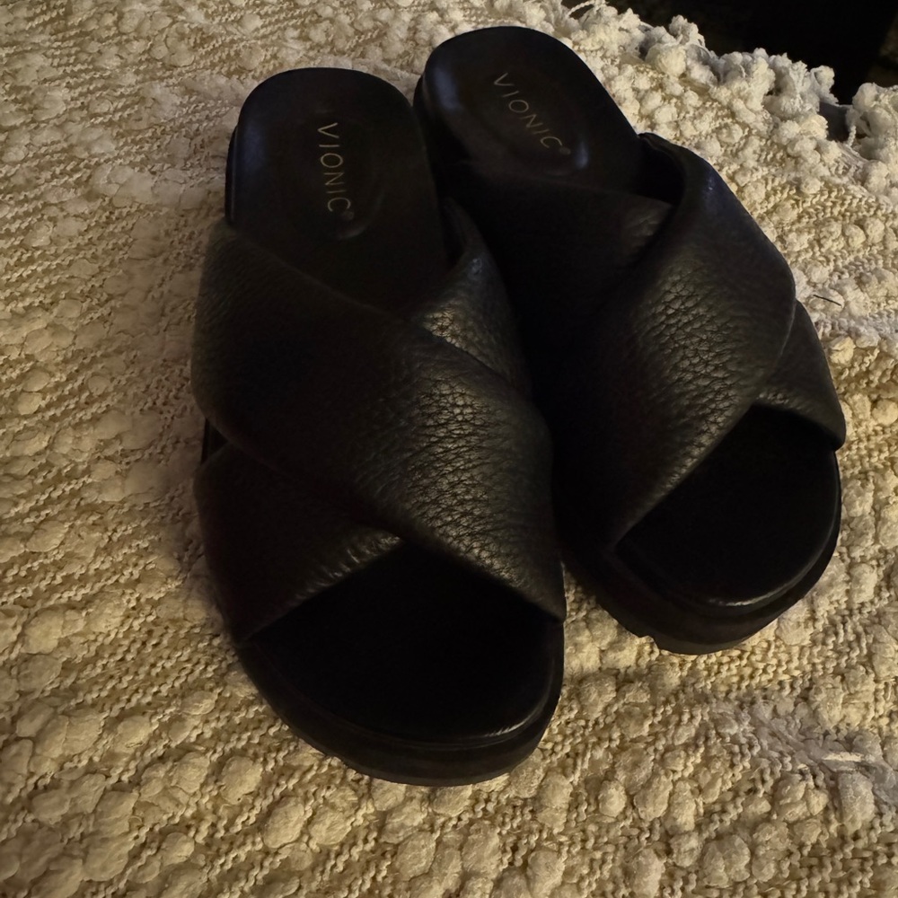 Vionic Women's Black Crisscross Sandals